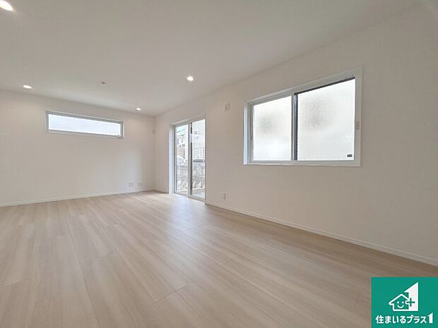 【居間・リビング】日当たり良好の明るいリビングで朝の目覚めもスッキリできそう!対面キッチンでご家族のコミュニケーションも自然と増える設計!小さなお子様が遊ぶスペースを作っても広々とくつろげるLDK!