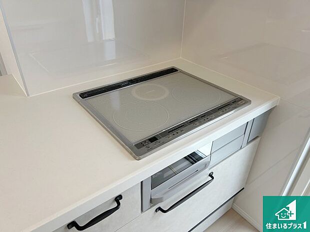 【IHコンロ】火を使わないので、安心なIHコンロ!でこぼこが無い構造なので、掃除もしやすく清潔に保てます!