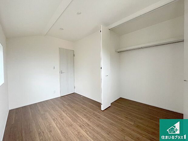 【洋室】収納スペースが充実しているので子供の成長に合わせてたくさん収納ができます！家族構成に合わせた様々な活用ができる収納！