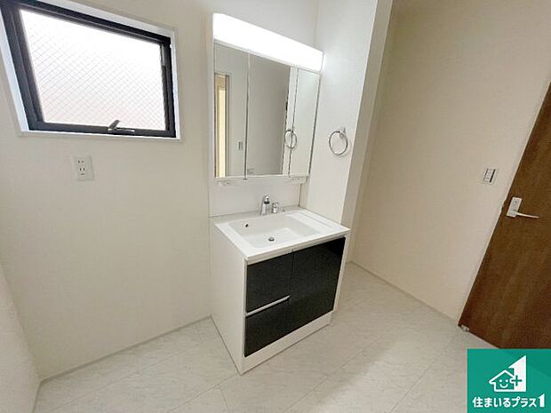 【独立洗面台】清潔感のある洗面台です。フラットな鏡は掃除がしやすく毎日清潔!鏡裏には収納があるのでスッキリとした洗面台が保てます。