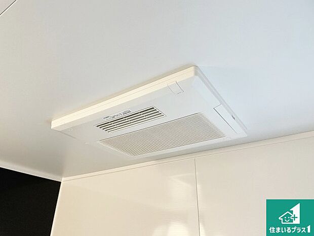 【浴室暖房乾燥機】四季を通して快適なバスライフをお手伝いする浴室暖房乾燥機!浴室の乾燥・暖房・涼風・換気はもちろん、24時間換気にも対応!