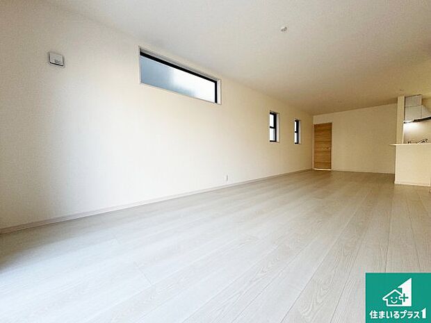 【居間・リビング】日当たり良好の明るいリビングで朝の目覚めもスッキリできそう!対面キッチンでご家族のコミュニケーションも自然と増える設計!小さなお子様が遊ぶスペースを作っても広々とくつろげるLDK!