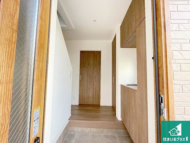 【玄関】シューズボックスにはたくさんの靴が収納できるので玄関周りはいつもスッキリ!ご家族が増えても安心!