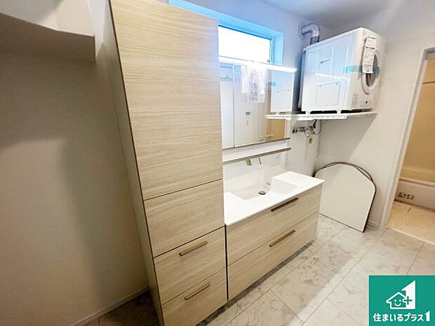 【独立洗面台】清潔感のある洗面台です。フラットな鏡は掃除がしやすく毎日清潔!鏡裏には収納があるのでスッキリとした洗面台が保てます。