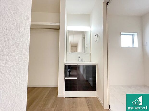 【独立洗面台】清潔感のある洗面台です。フラットな鏡は掃除がしやすく毎日清潔!鏡裏には収納があるのでスッキリとした洗面台が保てます。