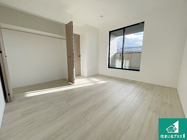 【洋室】シンプルな洋室は、自分好みのインテリアが楽しめます♪ご家族とインテリアや家具を選びに行くのは新築購入時の醍醐味の一つです。ぜひお楽しみください♪