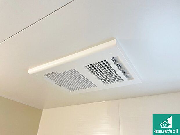 【浴室暖房乾燥機】四季を通して快適なバスライフをお手伝いする浴室暖房乾燥機！浴室の乾燥・暖房・涼風・換気はもちろん、２４時間換気にも対応！ 