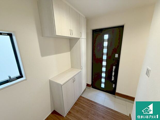 【玄関】シューズボックスにはたくさんの靴が収納できるので玄関周りはいつもスッキリ！ご家族が増えても安心！