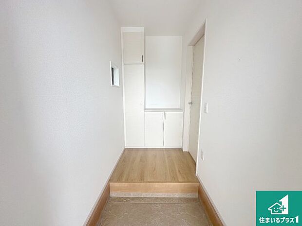 【玄関】シューズボックスにはたくさんの靴が収納できるので玄関周りはいつもスッキリ!ご家族が増えても安心!