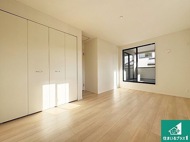 【洋室】シンプルな洋室は、自分好みのインテリアが楽しめます♪ご家族とインテリアや家具を選びに行くのは新築購入時の醍醐味の一つです。ぜひお楽しみください♪