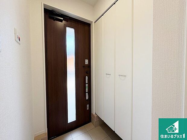 【玄関】シューズボックスにはたくさんの靴が収納できるので玄関周りはいつもスッキリ!ご家族が増えても安心!