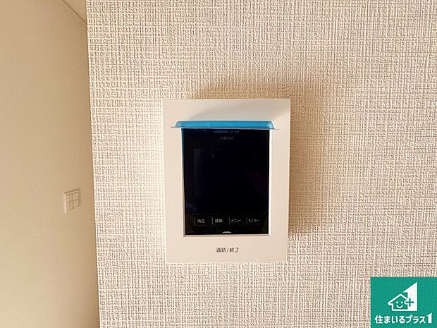【カラーモニターインターホン】声だけでなく来訪者の姿や顔がモニターで確認できるので、小さなお子様がいらっしゃるご家庭でも安心できます!