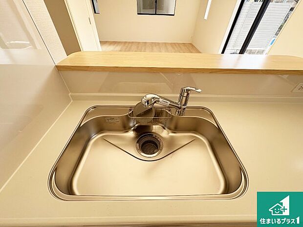 【キッチンシンク】蛇口の先端に浄水器を内蔵しています!原水と浄水、お湯と冷水、シャワーの切替えがワンタッチなので用途によって使い分けられます。