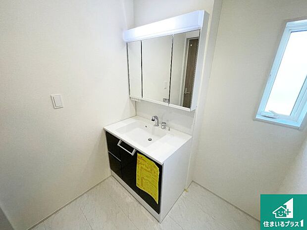 【独立洗面台】清潔感のある洗面台です。フラットな鏡は掃除がしやすく毎日清潔!鏡裏には収納があるのでスッキリとした洗面台が保てます。