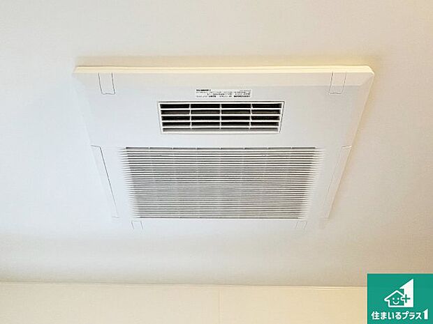 【浴室暖房乾燥機】四季を通して快適なバスライフをお手伝いする浴室暖房乾燥機！浴室の乾燥・暖房・涼風・換気はもちろん、２４時間換気にも対応！ 