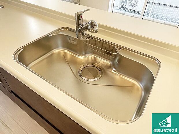 【キッチンシンク】蛇口の先端に浄水器を内蔵しています！原水と浄水、お湯と冷水、シャワーの切替えがワンタッチなので用途によって使い分けられます。