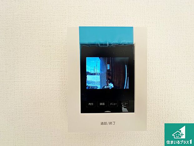 【カラーモニターインターホン】声だけでなく来訪者の姿や顔がモニターで確認できるので、小さなお子様がいらっしゃるご家庭でも安心できます!