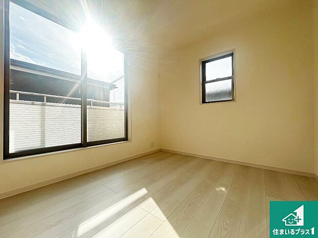 【洋室】寝室は心地よい眠りについてもらいたくて、シンプルかつ開放的な空間な設計にしています!大きな窓から差し込む日が心地いいです♪