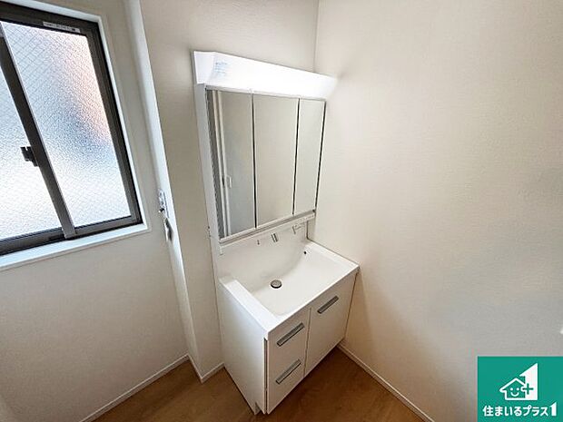 【独立洗面台】清潔感のある洗面台です。フラットな鏡は掃除がしやすく毎日清潔!鏡裏には収納があるのでスッキリとした洗面台が保てます。