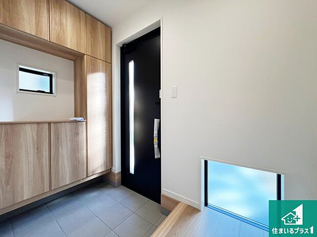 【玄関】シューズボックスにはたくさんの靴が収納できるので玄関周りはいつもスッキリ!ご家族が増えても安心!