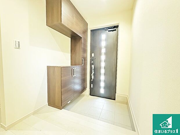 【玄関】シューズボックスにはたくさんの靴が収納できるので玄関周りはいつもスッキリ!ご家族が増えても安心!