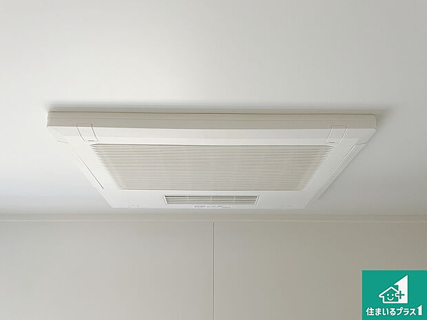 【浴室暖房乾燥機】四季を通して快適なバスライフをお手伝いする浴室暖房乾燥機!浴室の乾燥・暖房・涼風・換気はもちろん、24時間換気にも対応!