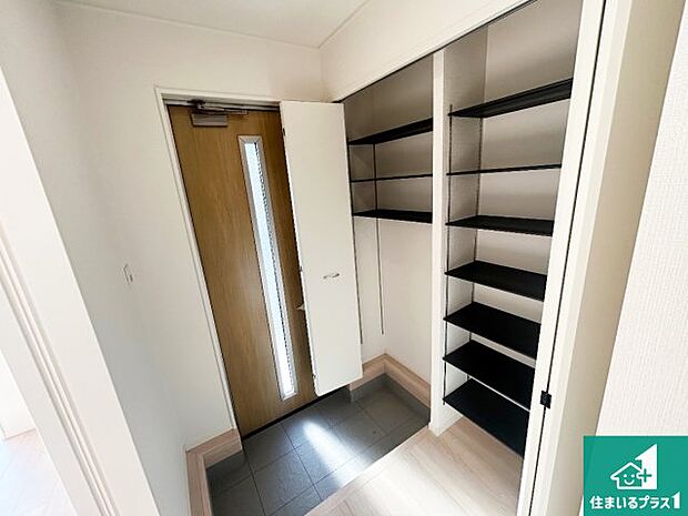 【玄関】シューズボックスにはたくさんの靴が収納できるので玄関周りはいつもスッキリ!ご家族が増えても安心!