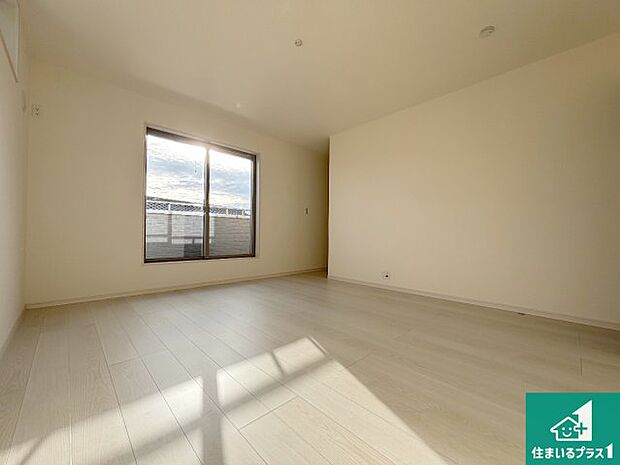 【洋室】シンプルな洋室は、自分好みのインテリアが楽しめます♪ご家族とインテリアや家具を選びに行くのは新築購入時の醍醐味の一つです。ぜひお楽しみください♪