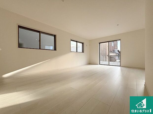 【居間・リビング】日当たり良好の明るいリビングで朝の目覚めもスッキリできそう!対面キッチンでご家族のコミュニケーションも自然と増える設計!小さなお子様が遊ぶスペースを作っても広々とくつろげるLDK!