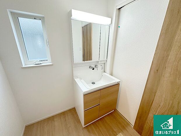 【独立洗面台】清潔感のある洗面台です。フラットな鏡は掃除がしやすく毎日清潔!鏡裏には収納があるのでスッキリとした洗面台が保てます。