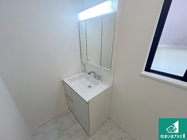 【独立洗面台】清潔感のある洗面台です。フラットな鏡は掃除がしやすく毎日清潔!鏡裏には収納があるのでスッキリとした洗面台が保てます。