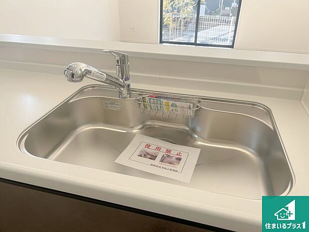 【キッチンシンク】蛇口の先端に浄水器を内蔵しています!原水と浄水、お湯と冷水、シャワーの切替えがワンタッチなので用途によって使い分けられます。