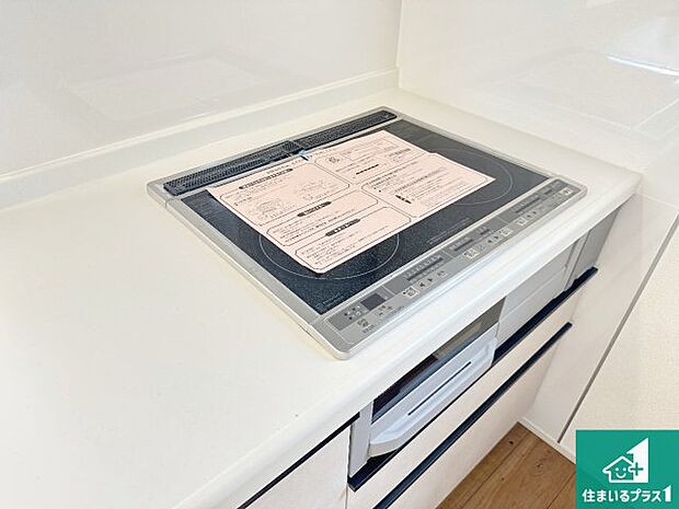 【コンロ】火を使わないので、安心なIHコンロ!でこぼこが無い構造なので、掃除もしやすく清潔に保てます!