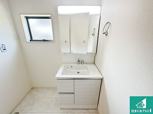 【独立洗面台】清潔感のある洗面台です。フラットな鏡は掃除がしやすく毎日清潔!鏡裏には収納があるのでスッキリとした洗面台が保てます。