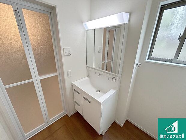 【独立洗面台】清潔感のある洗面台です。フラットな鏡は掃除がしやすく毎日清潔！鏡裏には収納があるのでスッキリとした洗面台が保てます。