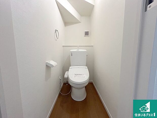 【トイレ】1・2階の2ヶ所にあるので、朝の忙しい時間の順番待ちもなく、深夜の利用にも大変便利です。