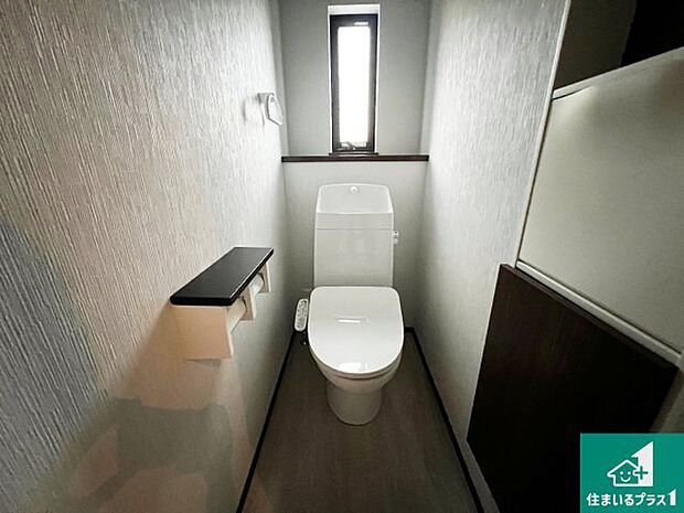 【独立洗面台】清潔感のある洗面台です。フラットな鏡は掃除がしやすく毎日清潔!ホースは引き出して使えるので洗顔やお掃除の際に便利です!