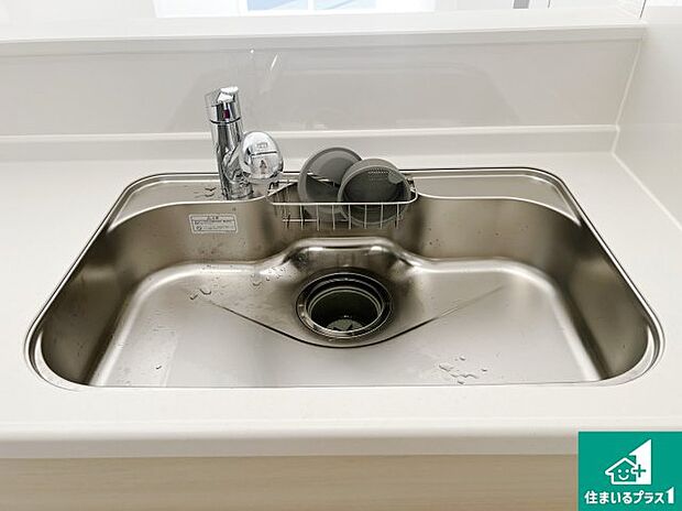 【キッチンシンク】蛇口の先端に浄水器を内蔵しています！原水と浄水、お湯と冷水、シャワーの切替えがワンタッチなので用途によって使い分けられます。