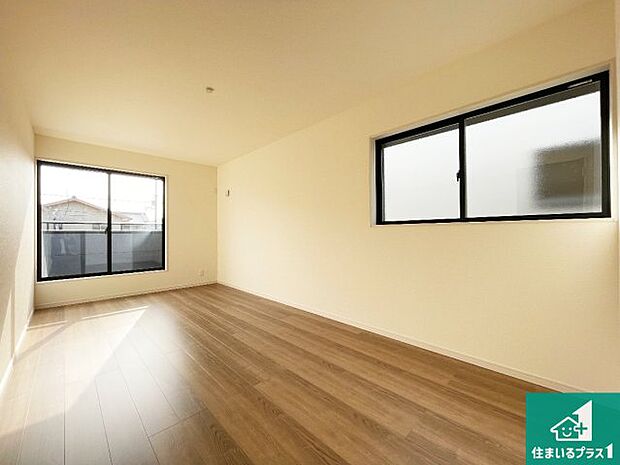 【洋室】シンプルな洋室は、自分好みのインテリアが楽しめます♪ご家族とインテリアや家具を選びに行くのは新築購入時の醍醐味の一つです。ぜひお楽しみください♪