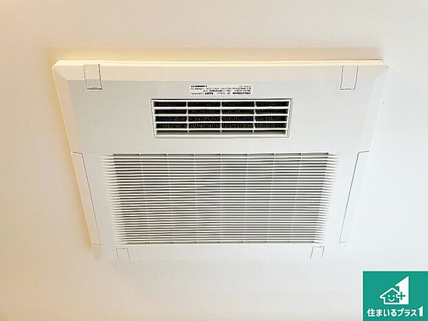 【浴室暖房乾燥機】四季を通して快適なバスライフをお手伝いする浴室暖房乾燥機!浴室の乾燥・暖房・涼風・換気はもちろん、24時間換気にも対応!