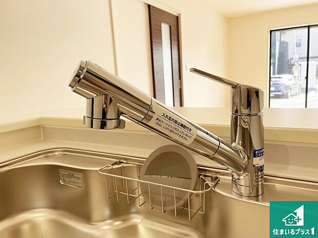 【キッチン水栓】浄水器を内蔵！炊飯時、お茶を作る時に安心してお水を使えます！お湯と冷水、浄水と原水、シャワーの切替えもワンタッチです！