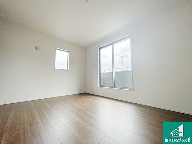 【洋室】シンプルな洋室は、自分好みのインテリアが楽しめます♪ご家族とインテリアや家具を選びに行くのは新築購入時の醍醐味の一つです。ぜひお楽しみください♪