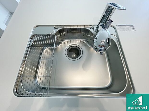 【キッチンシンク】蛇口の先端に浄水器を内蔵しています！原水と浄水、お湯と冷水、シャワーの切替えがワンタッチなので用途によって使い分けられます。