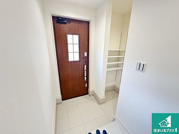 【玄関】シューズボックスにはたくさんの靴が収納できるので玄関周りはいつもスッキリ!ご家族が増えても安心!