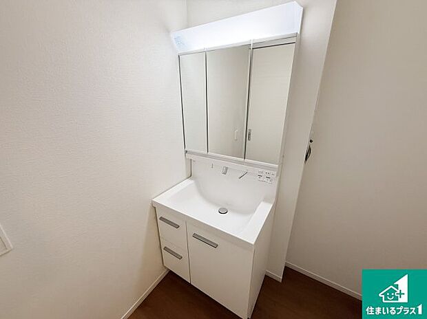 【独立洗面台】清潔感のある洗面台です。フラットな鏡は掃除がしやすく毎日清潔!鏡裏には収納があるのでスッキリとした洗面台が保てます。