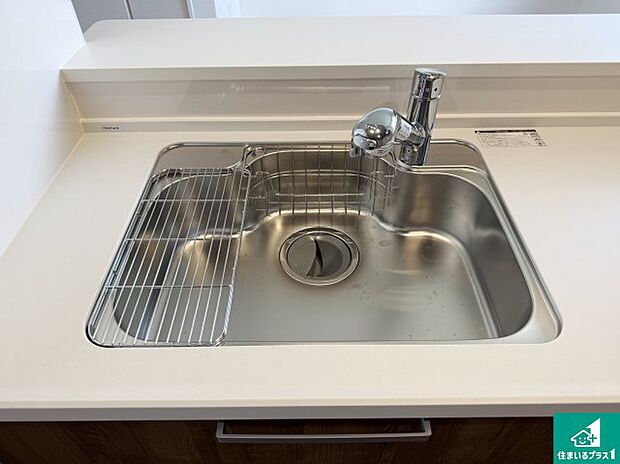 【キッチンシンク】蛇口の先端に浄水器を内蔵しています！原水と浄水、お湯と冷水、シャワーの切替えがワンタッチなので用途によって使い分けられます。