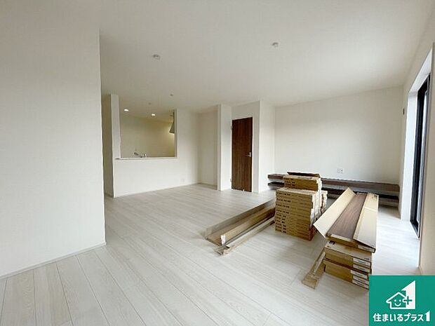 【居間・リビング】シンプルなリビングは、観葉植物等のインテリアを楽しめますね!パパ好みにも、ママ好みにも家具次第で雰囲気を変えることができます!