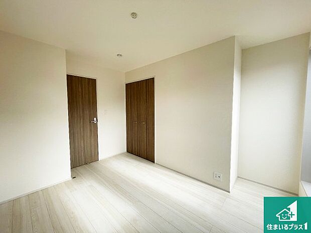 【洋室】シンプルな洋室は、自分好みのインテリアが楽しめます♪ご家族とインテリアや家具を選びに行くのは新築購入時の醍醐味の一つです。ぜひお楽しみください♪