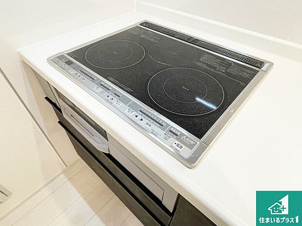 【コンロ】火を使わないので、安心なIHコンロ!でこぼこが無い構造なので、掃除もしやすく清潔に保てます!