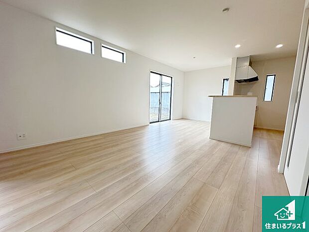 【居間・リビング】日当たり良好の明るいリビングで朝の目覚めもスッキリできそう！対面キッチンでご家族のコミュニケーションも自然と増える設計！小さなお子様が遊ぶスペースを作っても広々とくつろげるLDK！